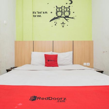 Hotel Reddoorz @ Darmo Surabaya Esterno foto