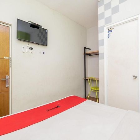 Hotel Reddoorz @ Darmo Surabaya Esterno foto