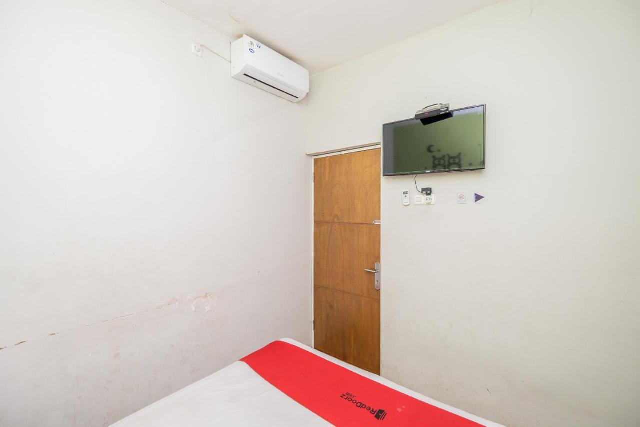 Hotel Reddoorz @ Darmo Surabaya Esterno foto
