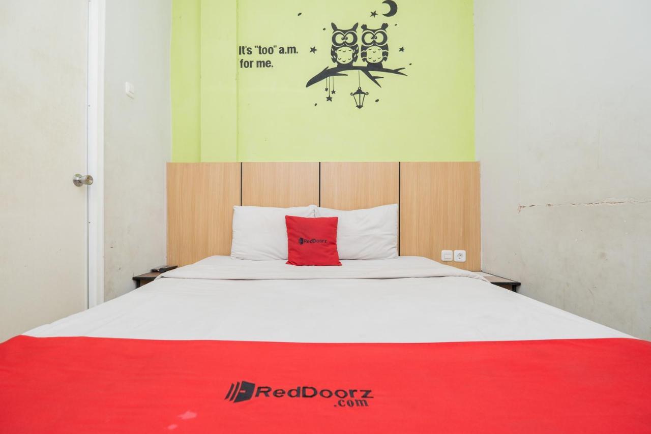 Hotel Reddoorz @ Darmo Surabaya Esterno foto