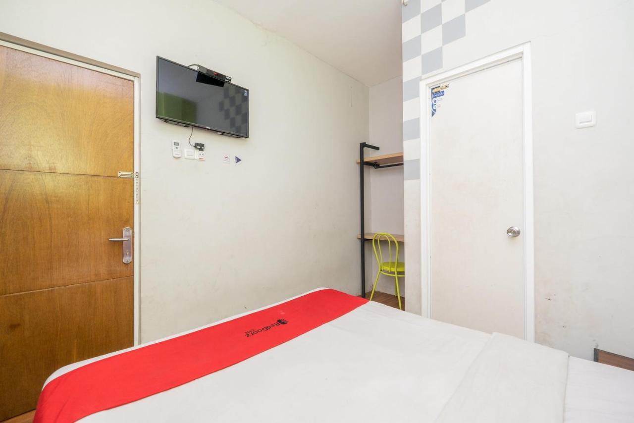 Hotel Reddoorz @ Darmo Surabaya Esterno foto