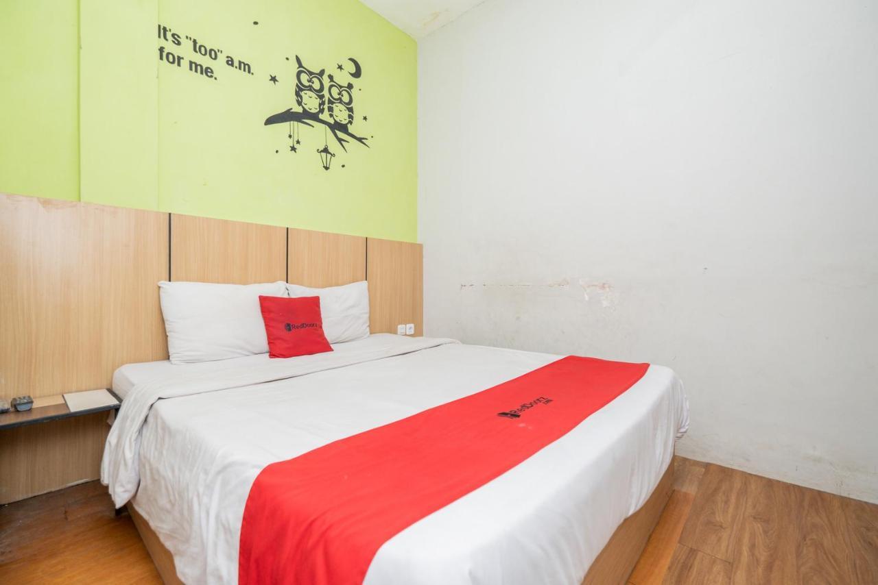 Hotel Reddoorz @ Darmo Surabaya Esterno foto