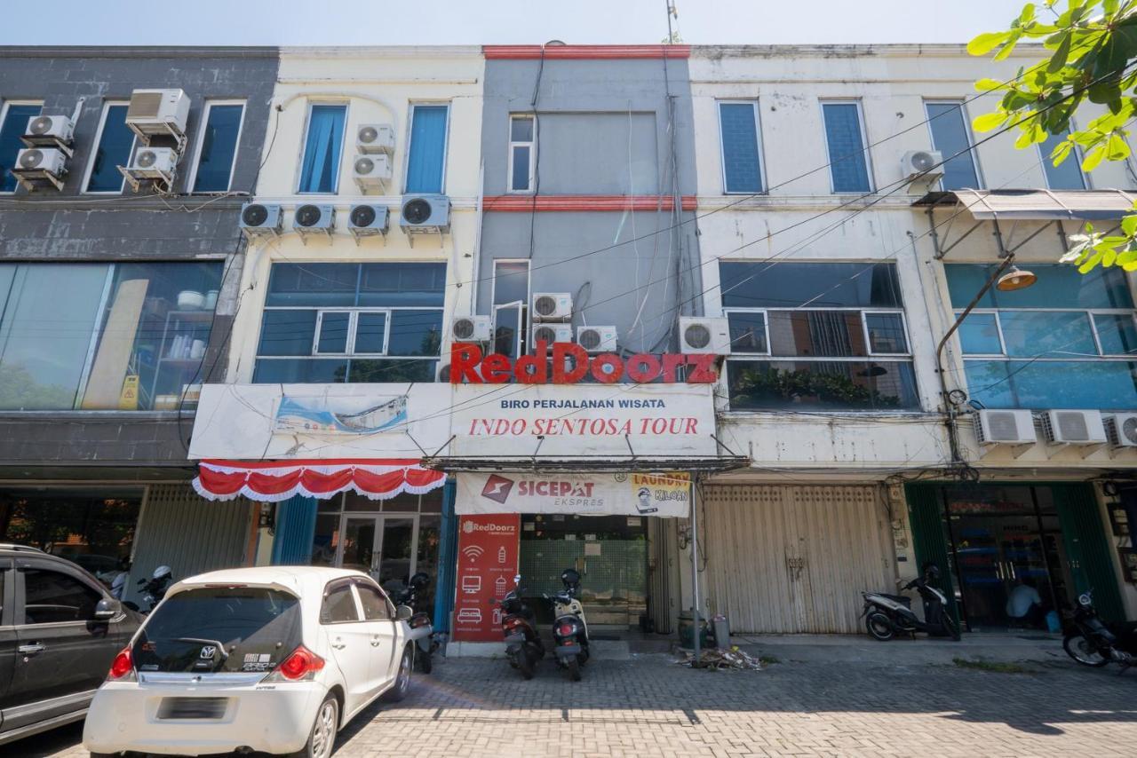 Hotel Reddoorz @ Darmo Surabaya Esterno foto