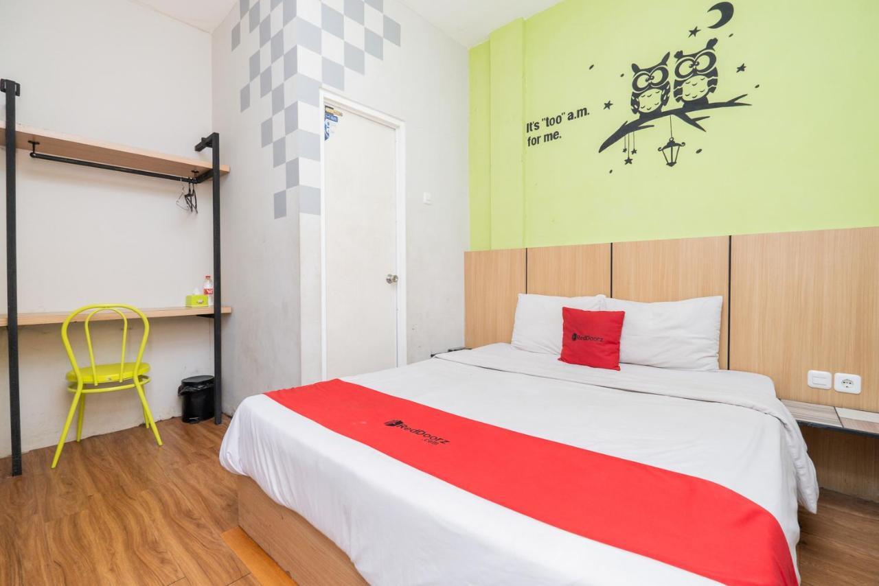 Hotel Reddoorz @ Darmo Surabaya Esterno foto