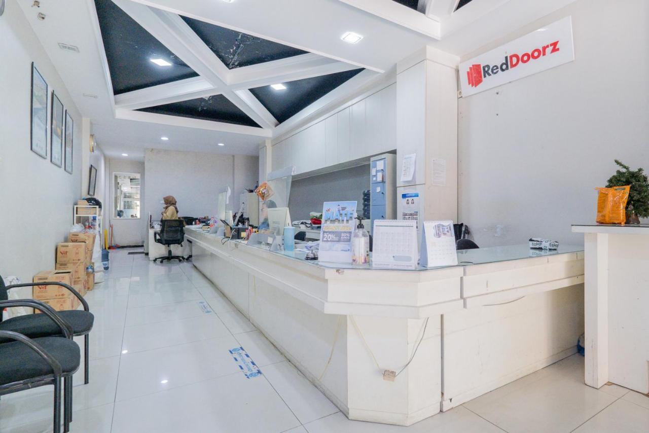 Hotel Reddoorz @ Darmo Surabaya Esterno foto